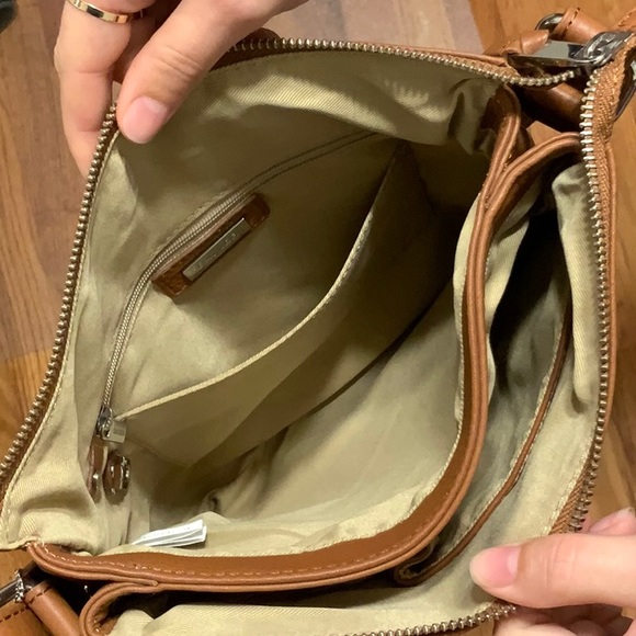 Danier leather crossbody - Picture 5 of 5